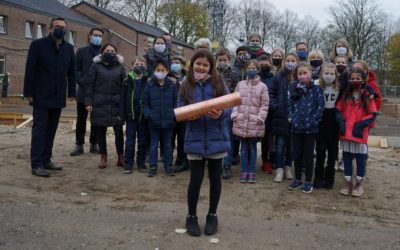 Schüler versenken Zeitkapsel mit Maske und Wünschen für die Zukunft (RP 02.Dezember 2020)